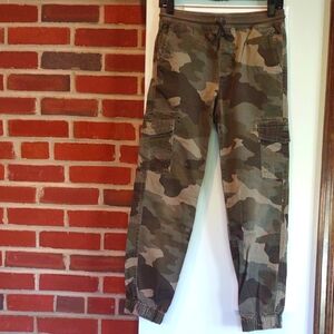 Camo Joggers Elastic Waist, Cargo Pockets. Youth Large